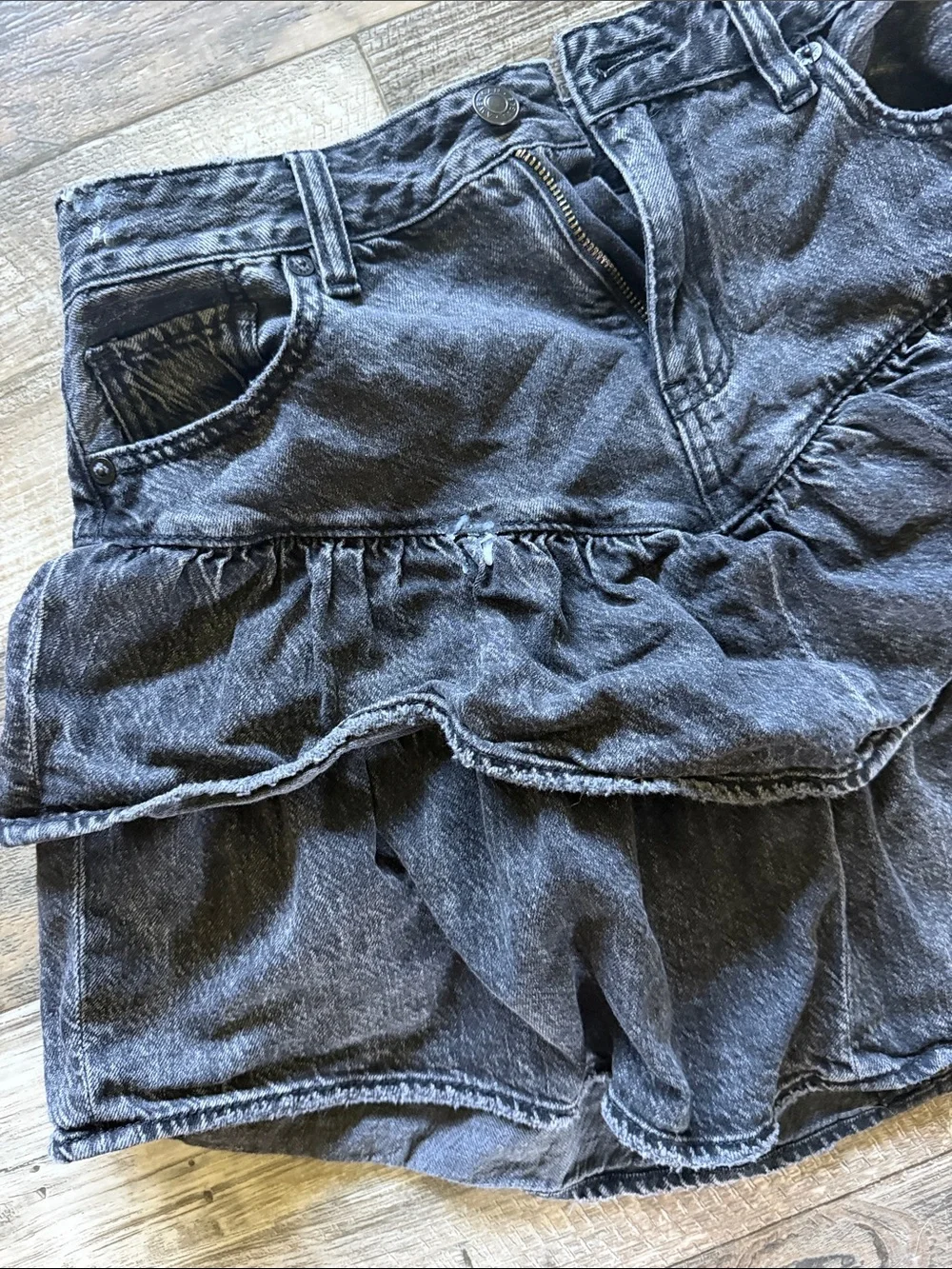 American Eagle Washed Black Denim Ruffle Mini Skirt Size 0 Y2K Coquette Festival - Picture 3 of 6